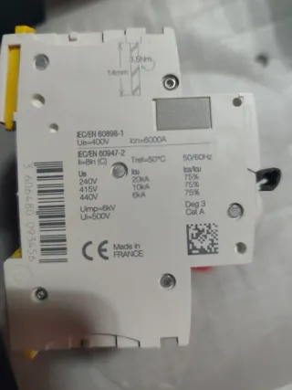 Schneider Electric A9F89440 Interruptor Automático