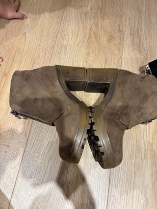 Dos pares de botines