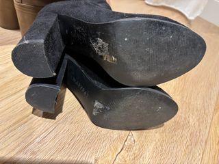 Dos pares de botines