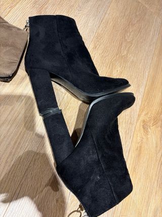 Dos pares de botines