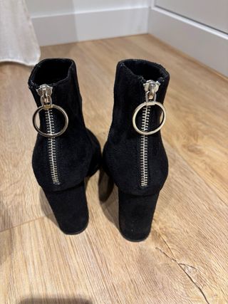 Dos pares de botines