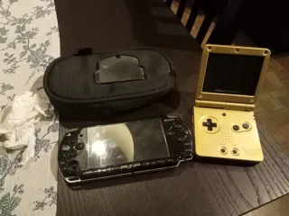 Pacchetto PSP 2004 e GAME BOY SP versione Zelda dorata.