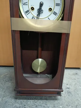 Reloj de pared de madera con péndulo