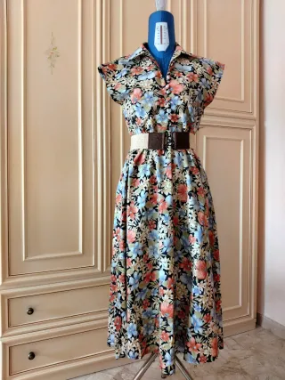 Abito estivo con motivo floreale