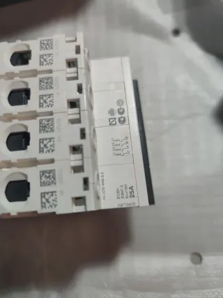 Interruptor Automático Schneider IC60N C25A 4P