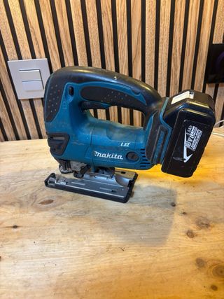 Sierra de calar Makita BJV180 con batería