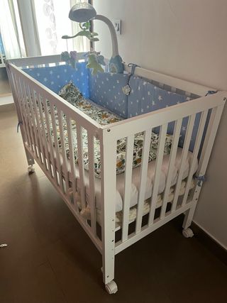 Cuna clásica blanca con ruedas + colchón de ecus.