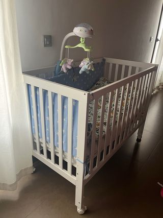 Cuna clásica blanca con ruedas + colchón de ecus.