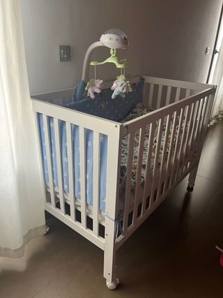 Cuna clásica blanca con ruedas + colchón de ecus.