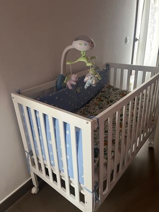 Cuna clásica blanca con ruedas + colchón de ecus.
