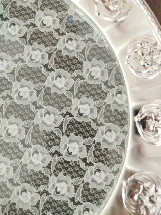 Bandeja redonda antigua. plata con bordado