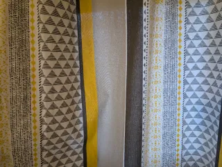 Cortinas grises y amarillas