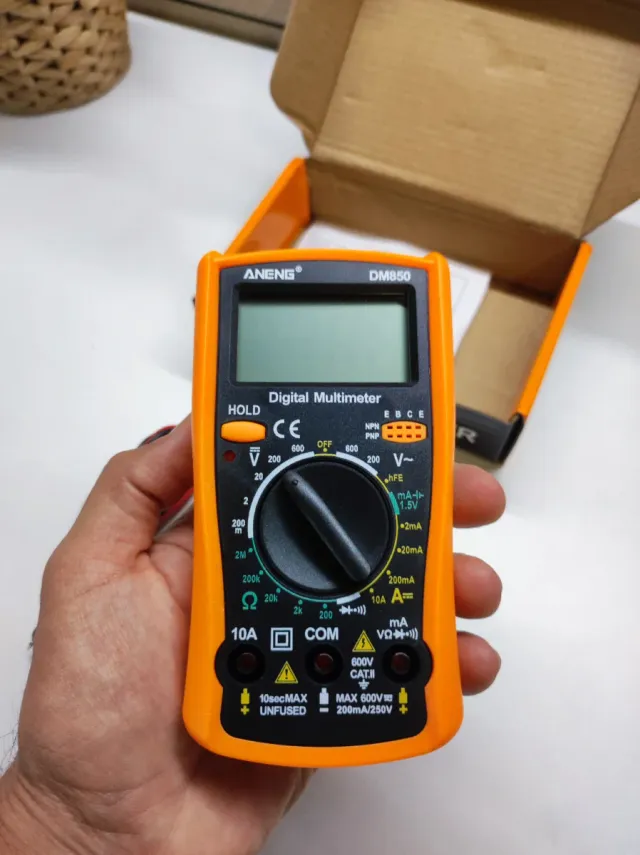 Multimetro digitale e strumento multifunzionale