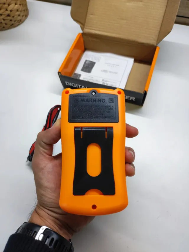 Multimetro digitale e strumento multifunzionale