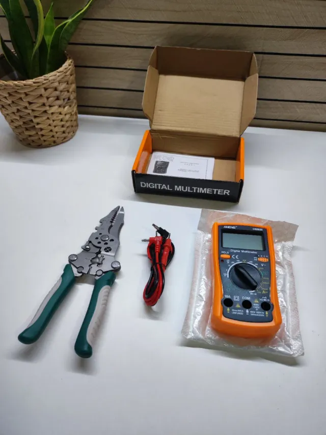 Multimetro digitale e strumento multifunzionale