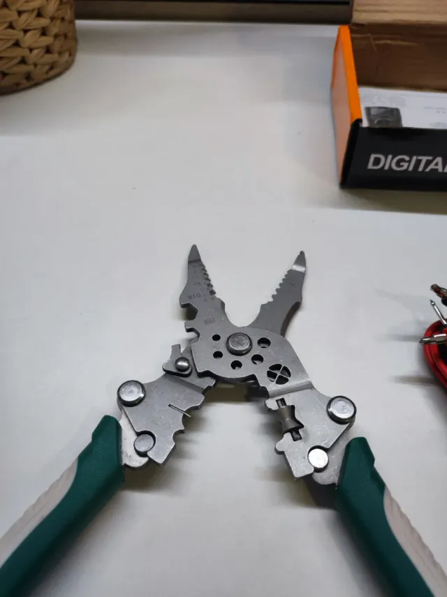 Multimetro digitale e strumento multifunzionale