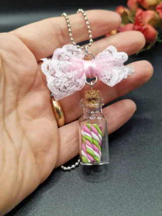 Collana con bottiglia di marshmallow in fimo