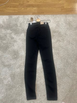 Pantalones pitillo negros