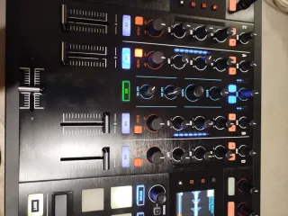 Mesa de mezclas Traktor Kontrol S5