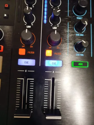 Mesa de mezclas Traktor Kontrol S5