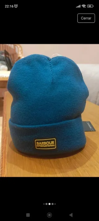 Gorro de invierno de la marca Barbour con etiqueta