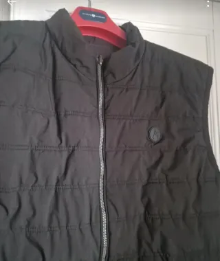 Chaquetón reversible sin mangas, muy buen estado.