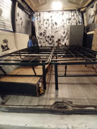 Somier plegable, y mueble de mesa y almacenaje