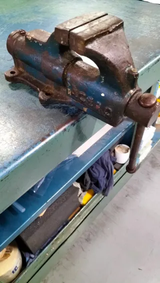 Caracol de matricero y pie de rey con manómetro