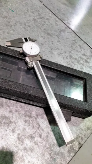 Caracol de matricero y pie de rey con manómetro