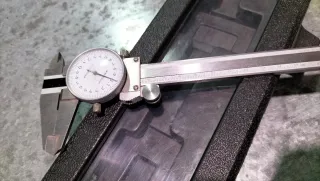 Caracol de matricero y pie de rey con manómetro