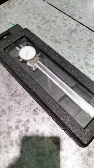 Caracol de matricero y pie de rey con manómetro