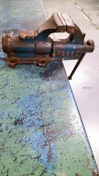 Caracol de matricero y pie de rey con manómetro