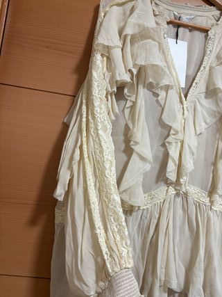 Blusa Zara volantes beige