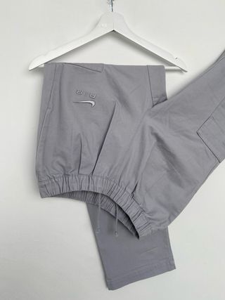 Pantalón Nike Sportwear AIR Cargo Gris, Talla XS