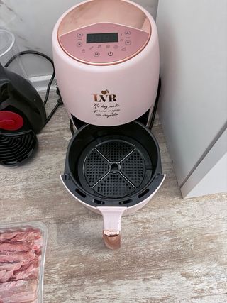 Freidora de aire rosada