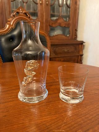 Jarra de cristal con vaso mesita de noche.