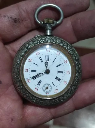 Reloj de bolsillo antiguo de metal funciona