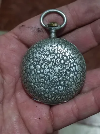 Reloj de bolsillo antiguo de metal funciona