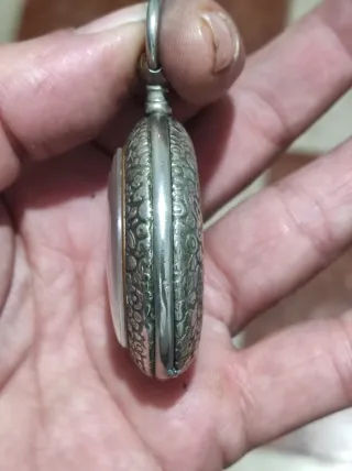 Reloj de bolsillo antiguo de metal funciona