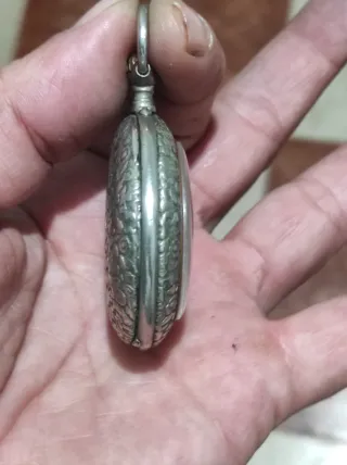 Reloj de bolsillo antiguo de metal funciona