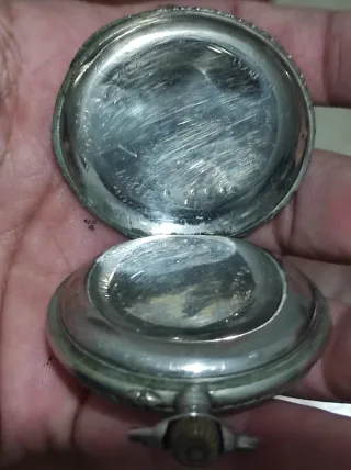 Reloj de bolsillo antiguo de metal funciona