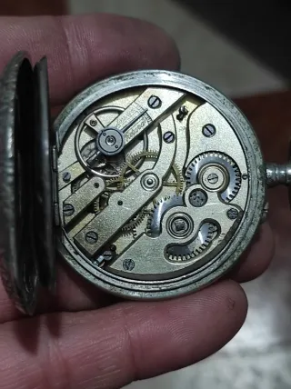 Reloj de bolsillo antiguo de metal funciona