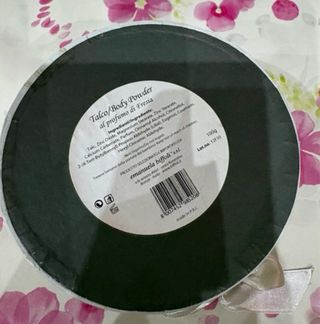 Talco di bellezza in scatola elegante