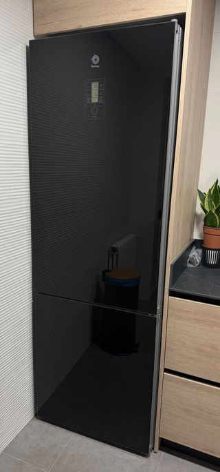 Frigorífico combinado 203x70cm Cristal negro Balay