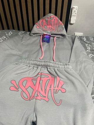 Chándal Syna Central Cee Gris y Rosa S