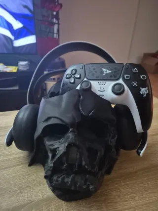 Soporte auriculares y mando starwars.