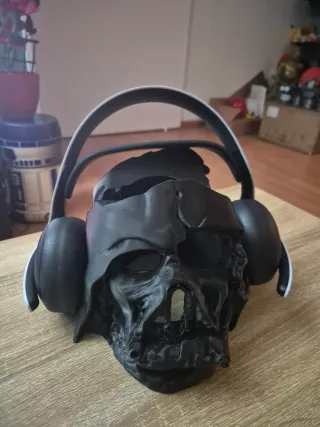 Soporte auriculares y mando starwars.