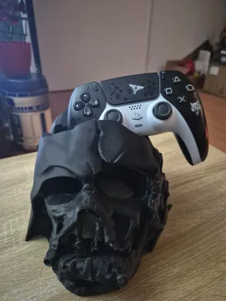 Soporte auriculares y mando starwars.