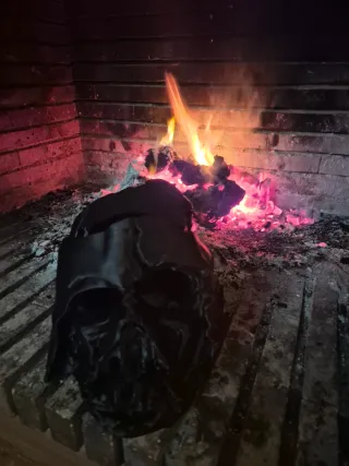 Soporte auriculares y mando starwars.