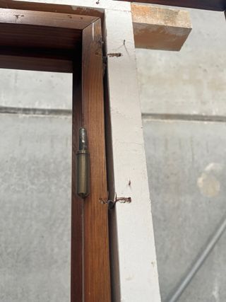 Puerta doble madera con cristales.